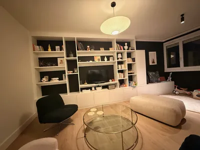 Superbe bibliothèque blanche sur mesure mur à mur et sol au plafond installée à Toulouse, quartier Saint-Cyprien