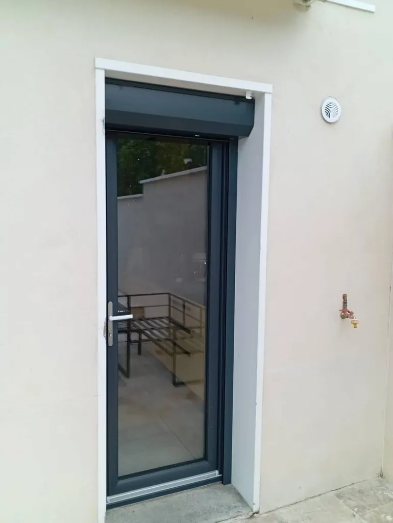 Installation de menuiseries en PVC Plaxé anthracite avecvitrage acoustique à Lyon Sud