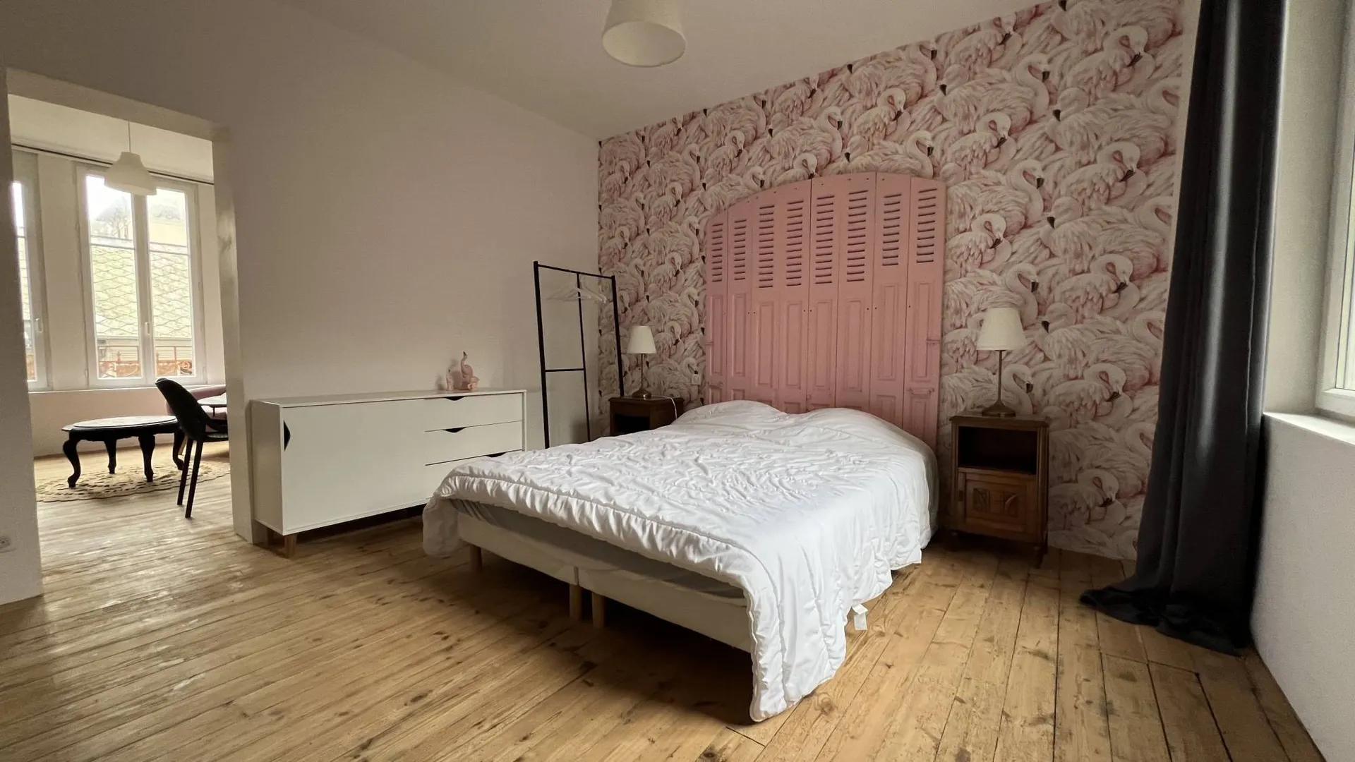 A vendre Immeuble belle époque du XVIIIème siècle, rénové entièrement d'environ 320m² en plein cœur du Tréport 76470. Composé d'un grand espace de vie en RDC et de 6 appartements