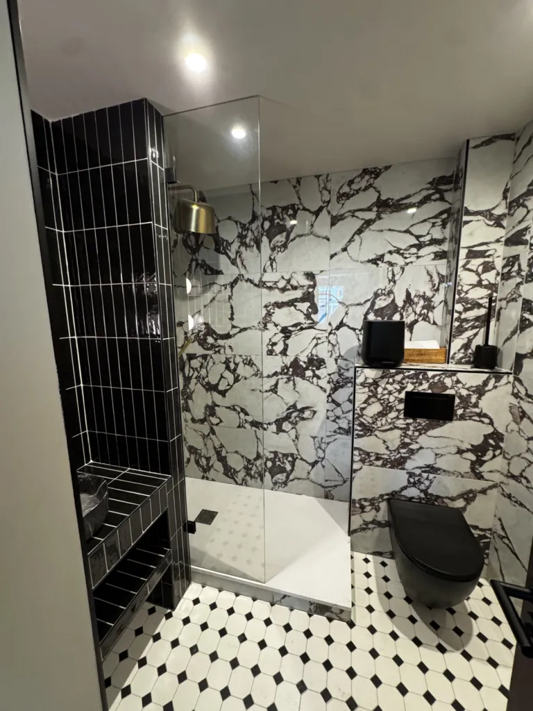 Installation d'un pare-douche dans un hotel style art déco à LYON