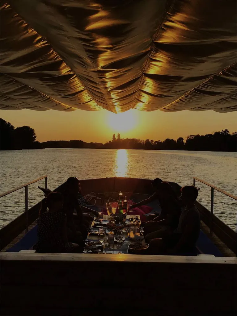 Balade sur la Garonne pour un dîner au coucher de soleil à Bordeaux