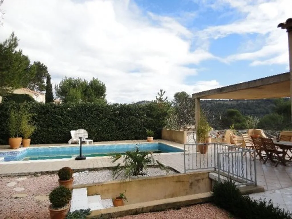 Trouver un bien 5 Carnoux lumineux avec piscine