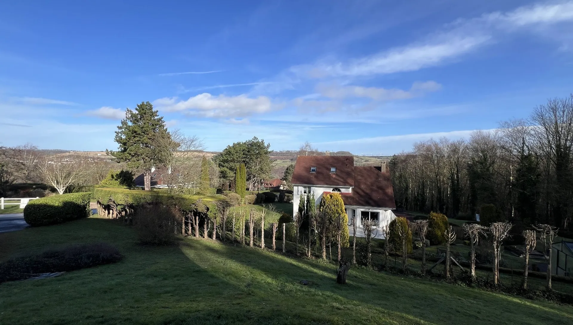 Maison d'Architecte, située à pont-et-Marais de 197 m², Parc paysager de 2 552 m² avec bois privatif
