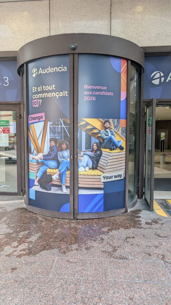 Vitrophanie événementielle pour école à Paris Saint-Ouen