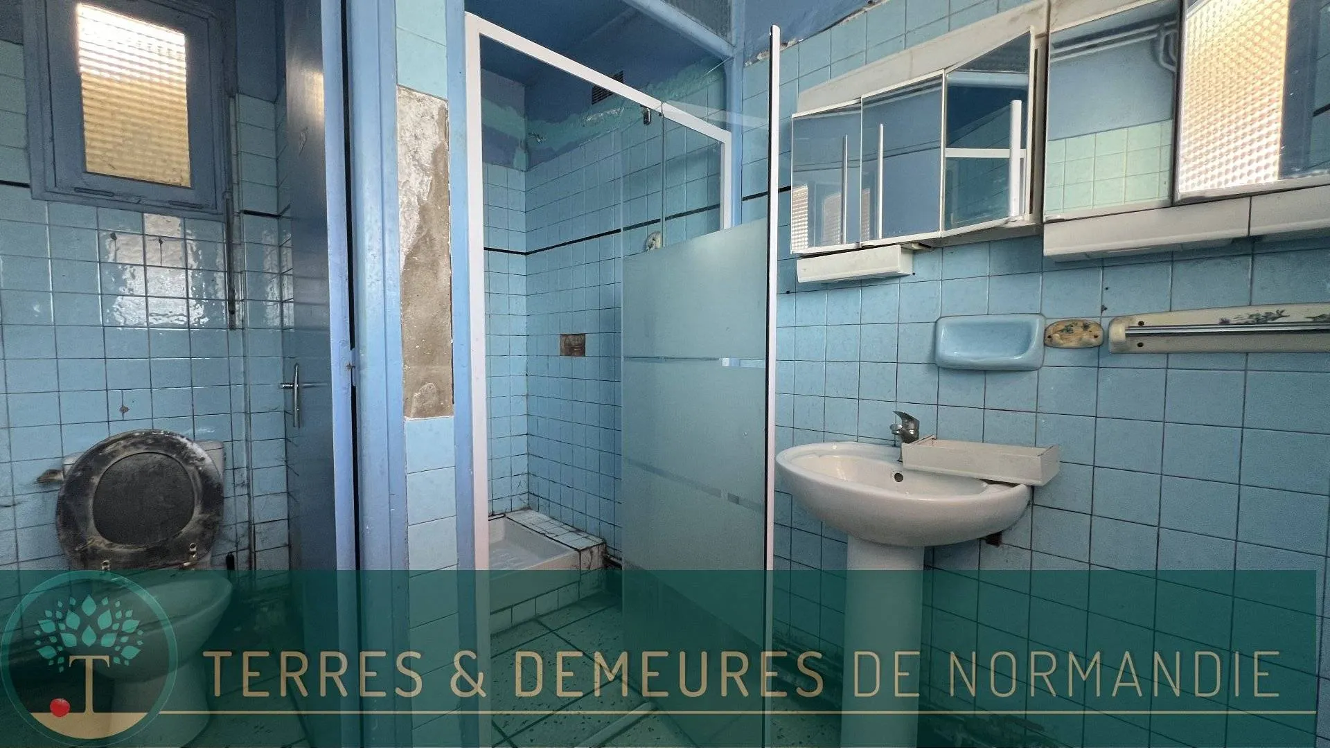 Maison individuelle des années 40 de 95m², 2 chambres, jardin clos arboré 325m², en bon état structurel mais à rénover entièrement, située à Eu 76260.