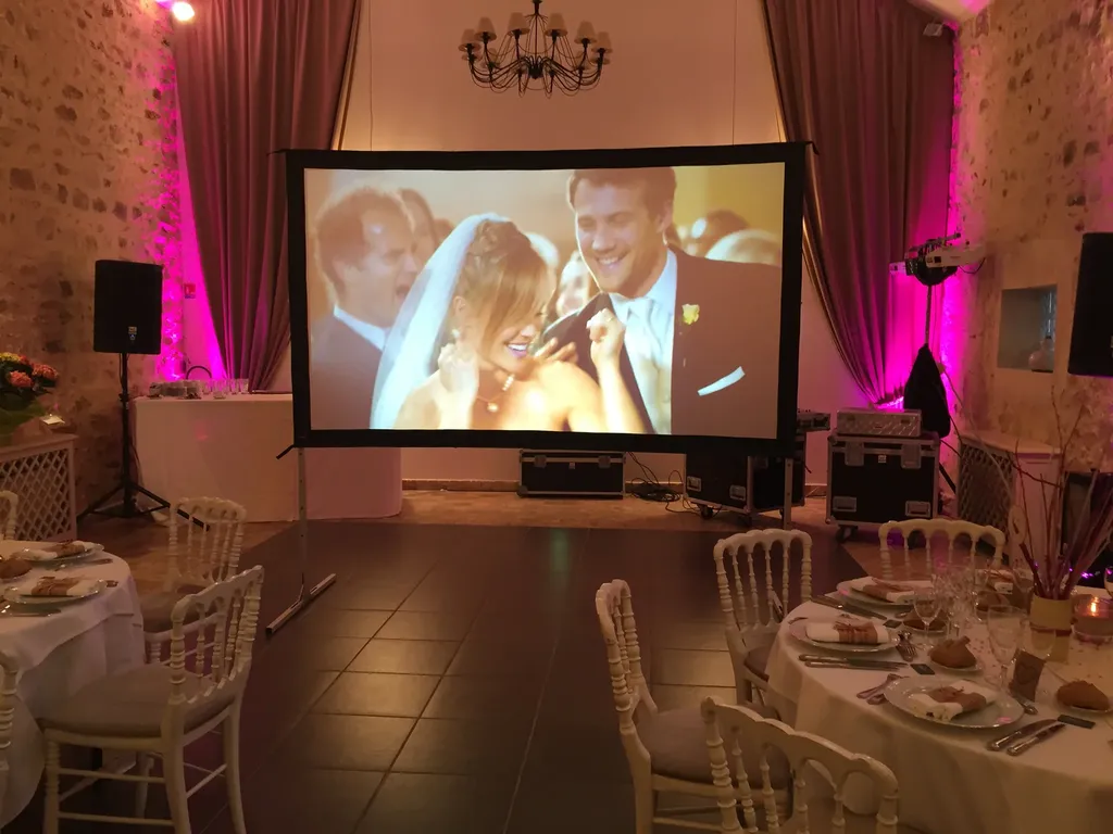 Projetion vidéo sur écran toile pour votre mariage à Aix en Provence