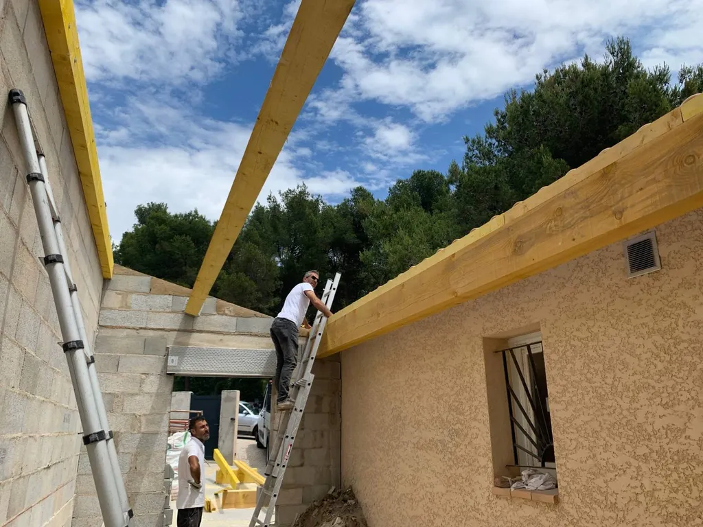 assemblage d'une charpente traditionnelle à Ensues-la-redonne