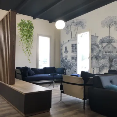 Séparateurs en bois décoratifs définissant les zones de restauration et de pause dans un espace de 100 m² à Martillac, par l’Atelier D. architecte d’intérieur à Bordeaux.