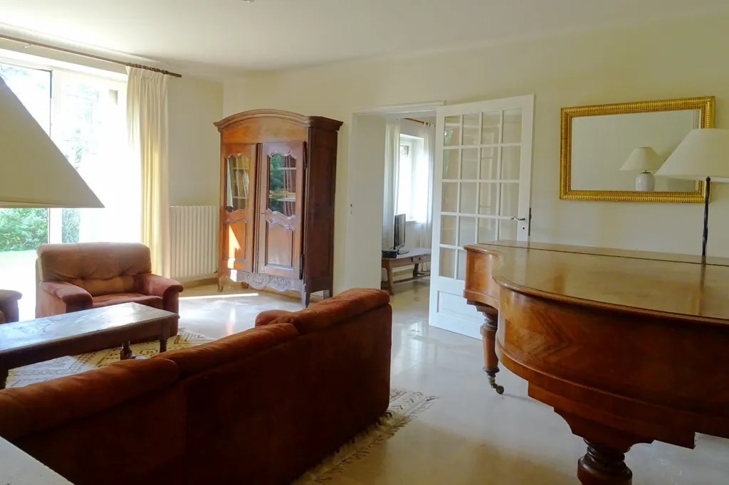 A vendre proche d'Avignon, maison de maître avec dépendances, tennis et piscine    