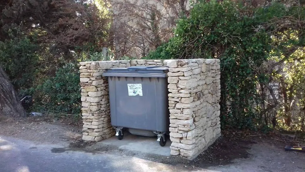 Création de local poubelle en pierre à Eyguières 13430, pour un aménagement pratique et esthétique dans la commune