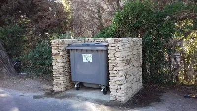 Création de local poubelle en pierre à Eyguières 13430, pour un aménagement pratique et esthétique dans la commune