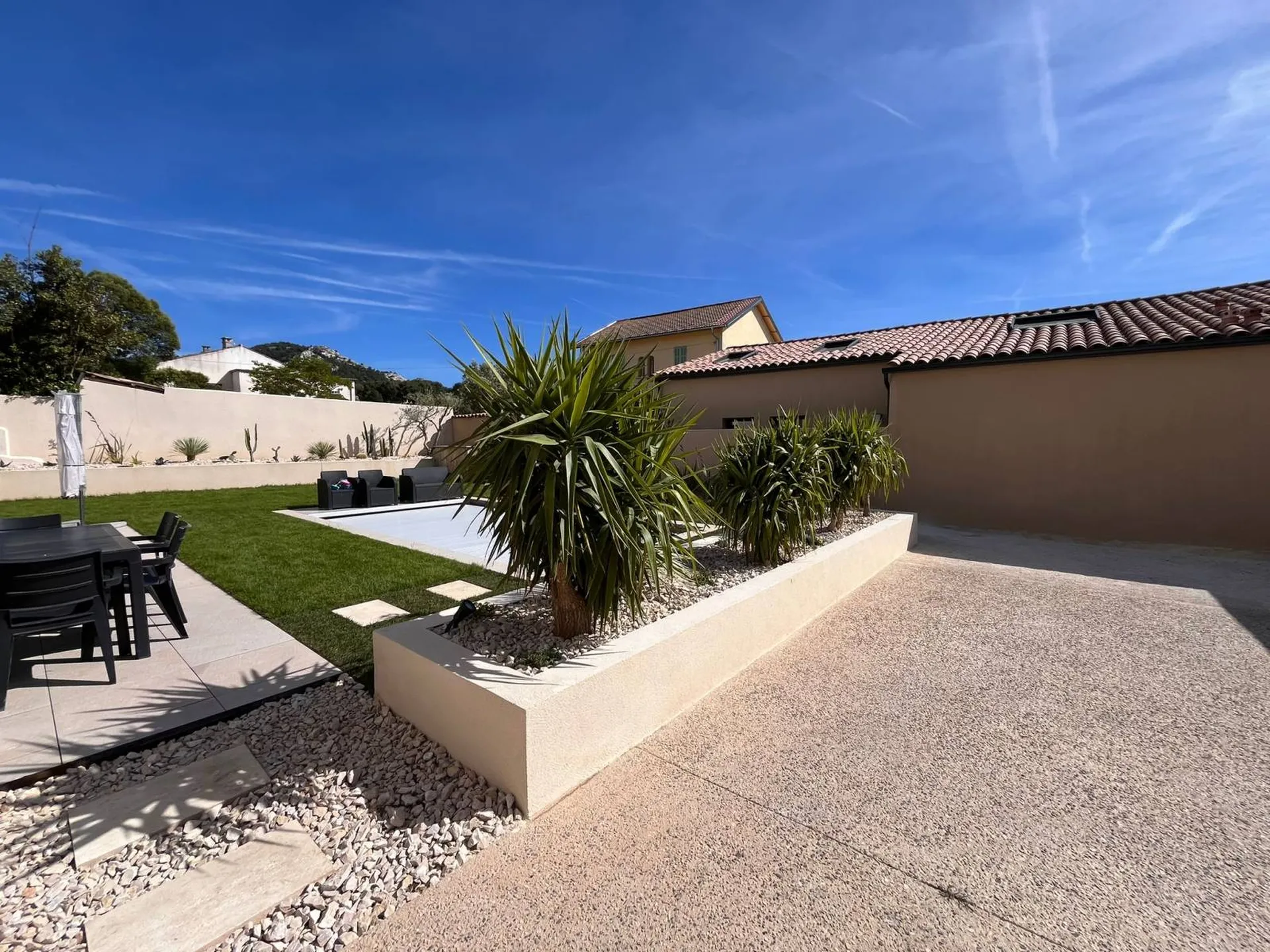 Jardin sur mesure à Aix-en-Provence 13090, combinant esthétique et détente avec des massifs soignés et un éclairage subtil