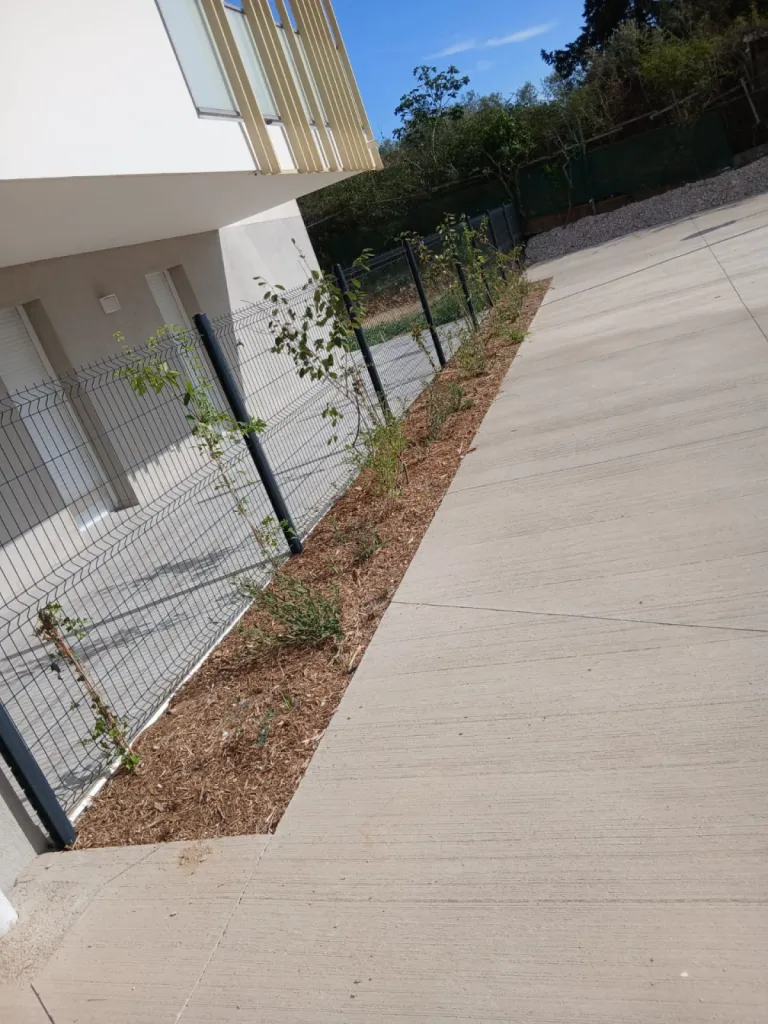 Nettoyage approfondi de 4 bâtiments à Istres : intervention spécialisée en extérieurs, sous-sol et locaux vélos