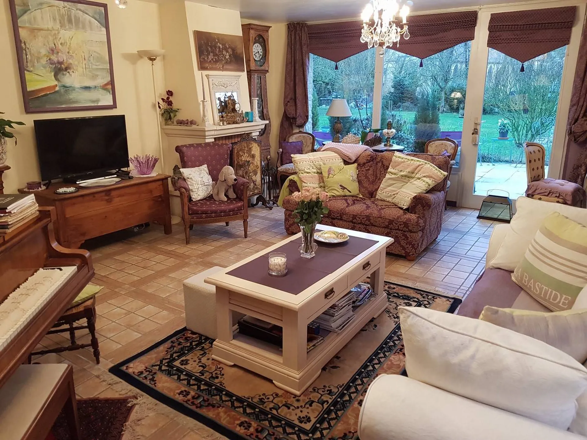 Salon et cheminée donnant sur la terrasse