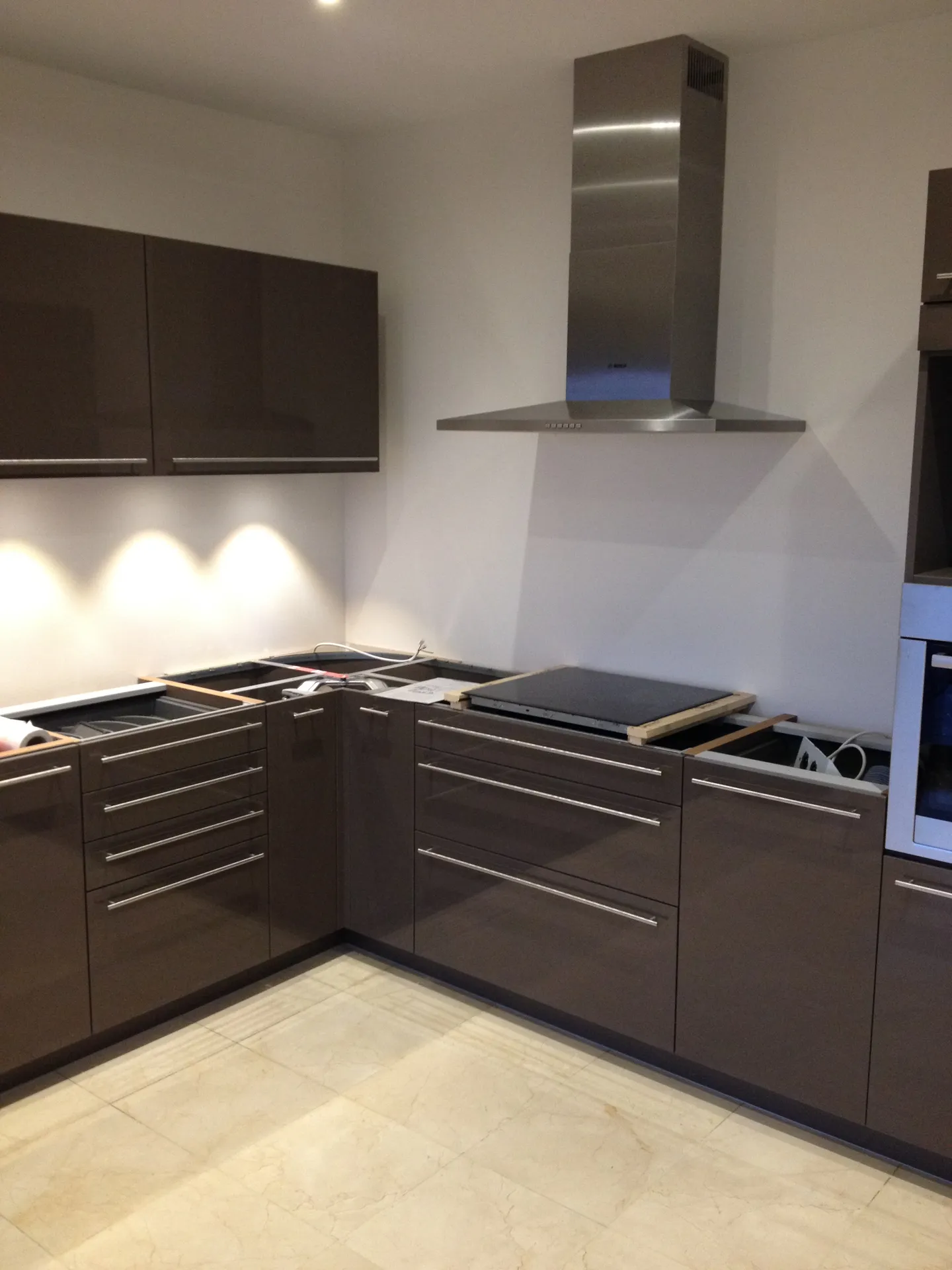 Pose des meubles de cuisine avant installation du plan de travail lors de la rénovation d’une cuisine à Collonges-au-Mont-d’Or (Rhône – 69