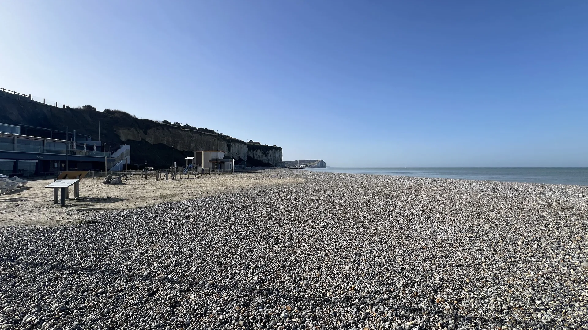 Ensemble immobilier avec 2 appartements 22m² et 13,5m² à rénover, idéal location saisonnière, à deux pas de la plage à Mesnil-Val 76910.