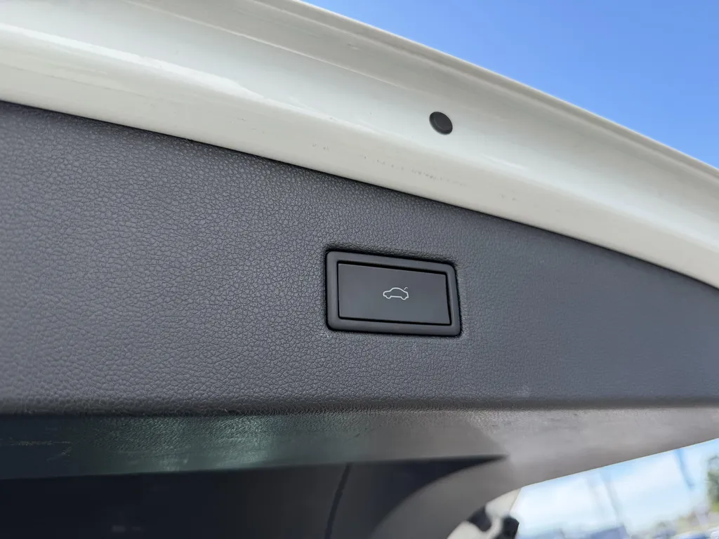 Volkswagen Tiguan d'occasion eHybrid R-Line 245ch en vente chez votre concessionnaire auto à proximité de Le Havre