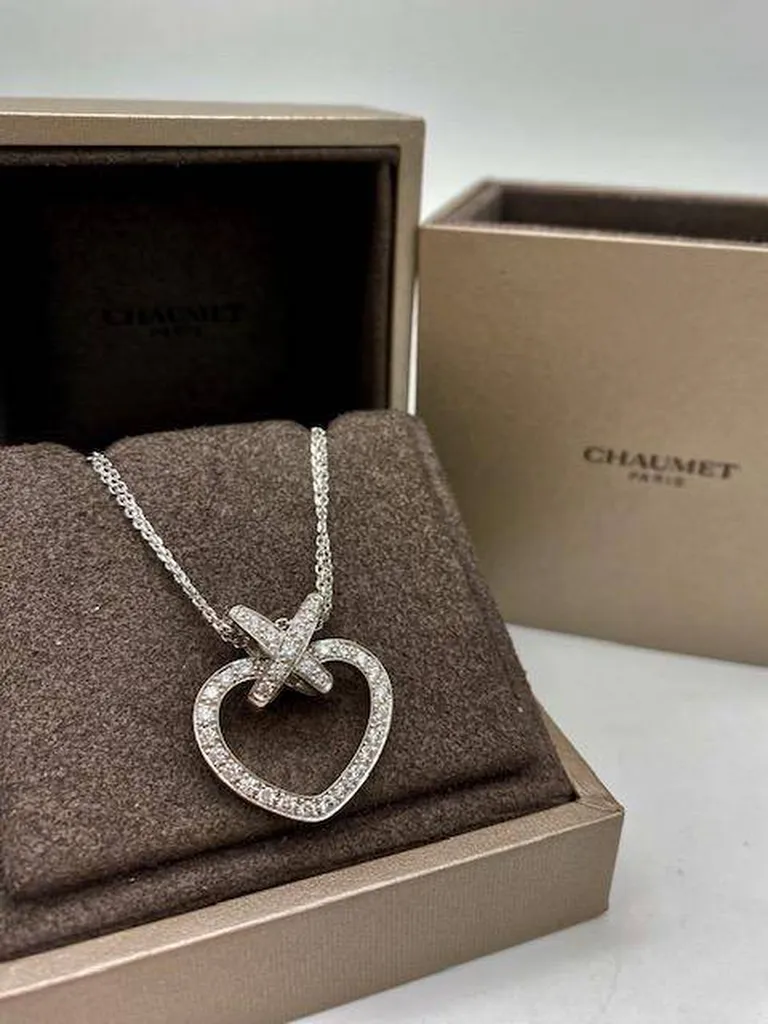 Envie d'un bijou de luxe à prix occasion? Venez chez Or Ligne à La Teste de Buch à côté d'Arcachon découvrir ce collier CHAUMET en or blanc 750/1000ème et diamants