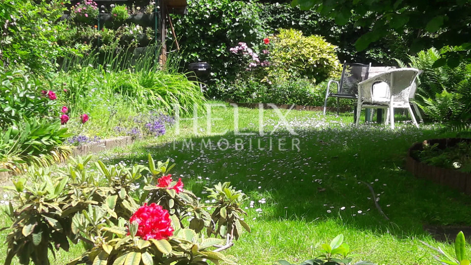 Beau triplex de 180 M2 avec terrasse et jardin à Saint Germain en Laye, à 3 mn à pied du RER A, proche Place du Marché.