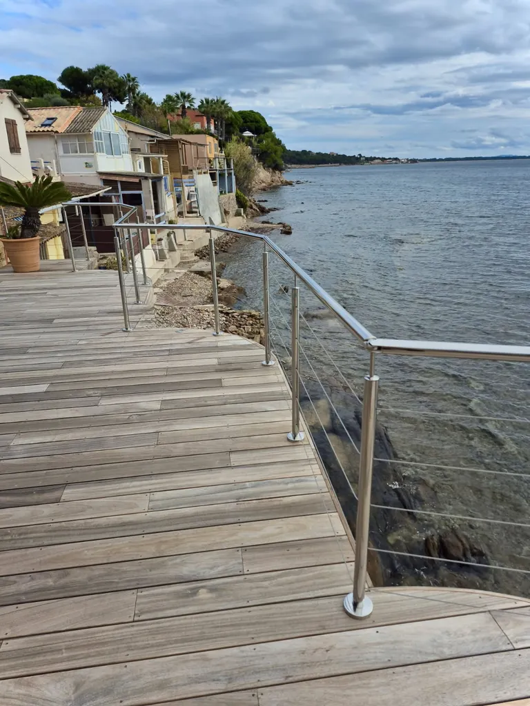Pose et fourniture de terrasse en bois en Padouk pour particuliers à Carqueiranne, proche de Hyères dans la région PACA