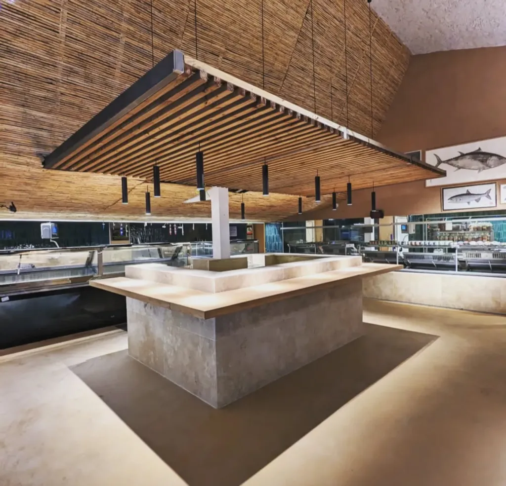 Habillage du kiosk dans la Grande poissonnerie Paro à Puyricard