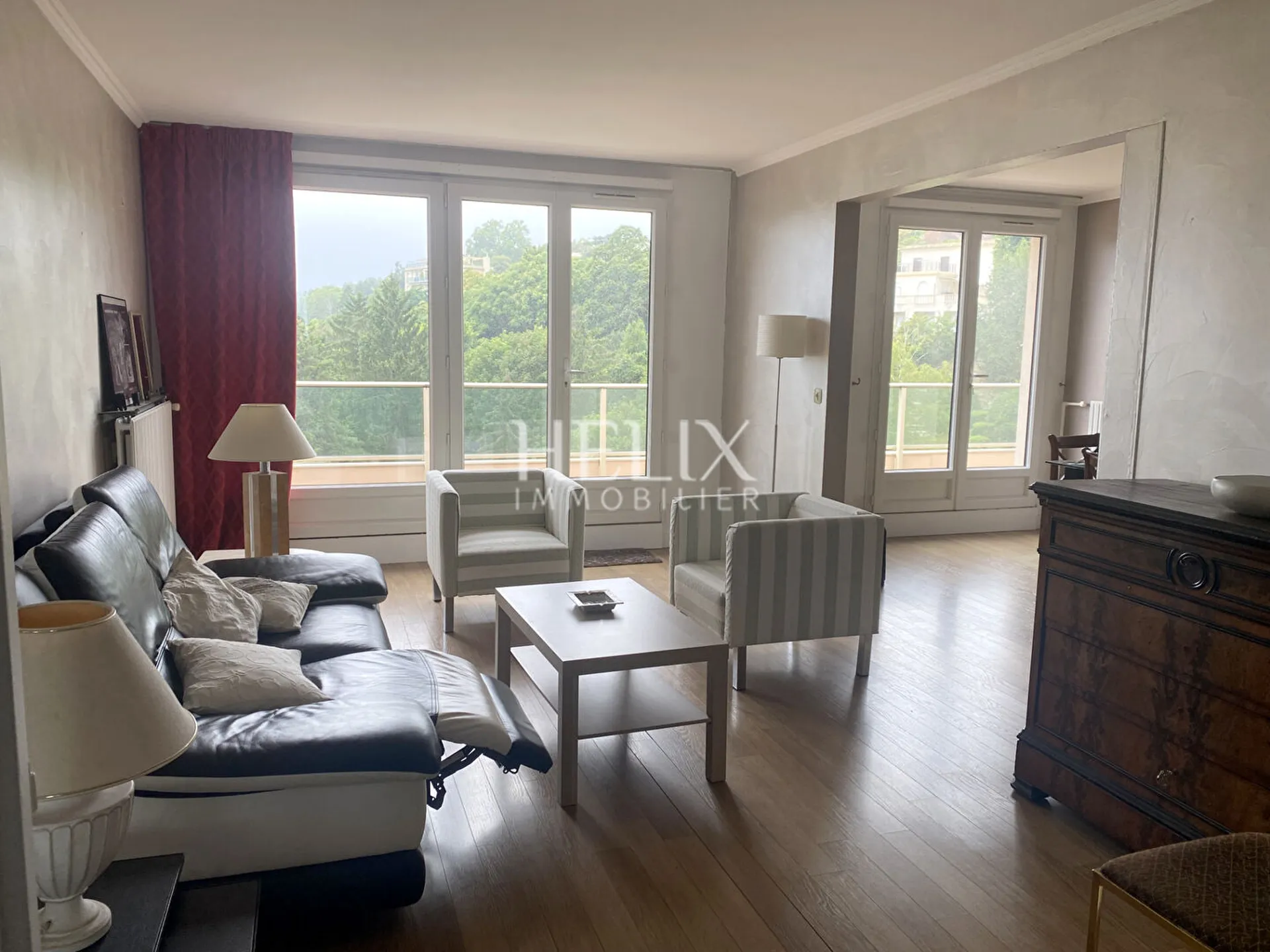 Le Pecq 5 pièces de 100 m2, Vue dégagée de la terrasse en dernier étage dans une résidence de Standing, au calme