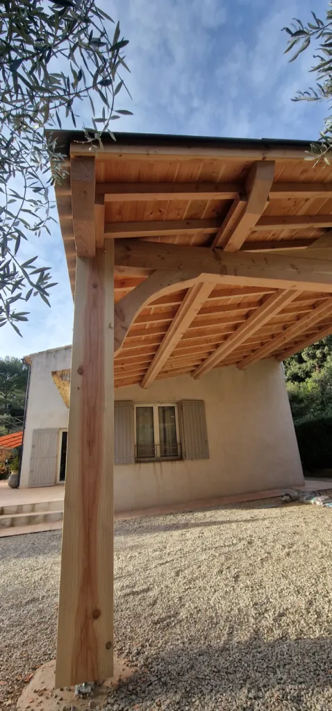 Auvent bois douglas massif avec support photovoltaïque intégré – Vauvenargues – conception sur façade existante