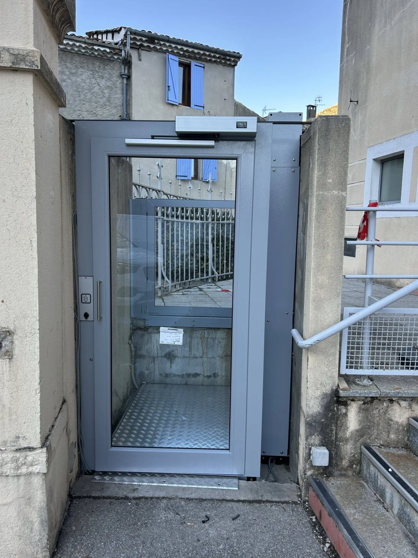 Intégration à son environnement pour cette plateforme verticale en extérieur dans un ERP à Sisteron Intégration à son environnement pour cette plateforme verticale en extérieur dans un ERP à Sisteron