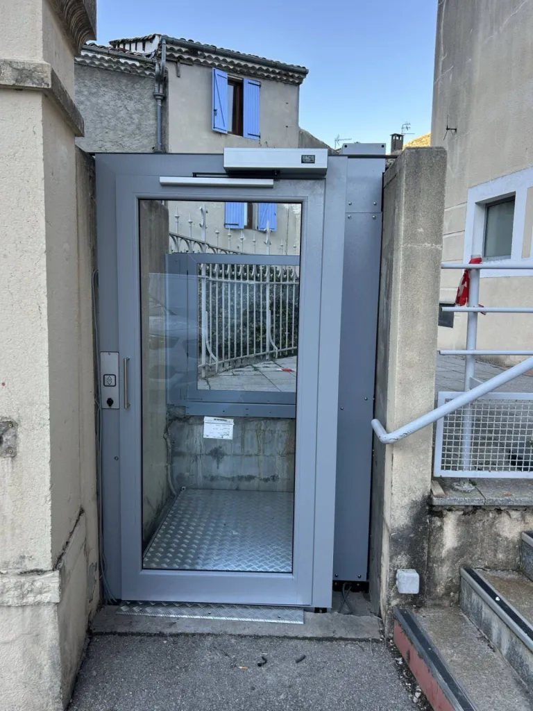 Intégration à son environnement pour cette plateforme verticale en extérieur dans un ERP à Sisteron Intégration à son environnement pour cette plateforme verticale en extérieur dans un ERP à Sisteron