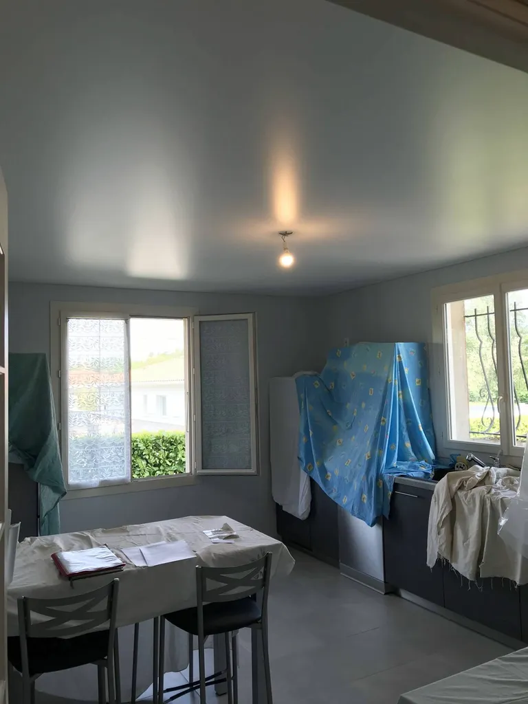 Pose plafond tendu BARRISOL satiné blanc cuisine Muret
