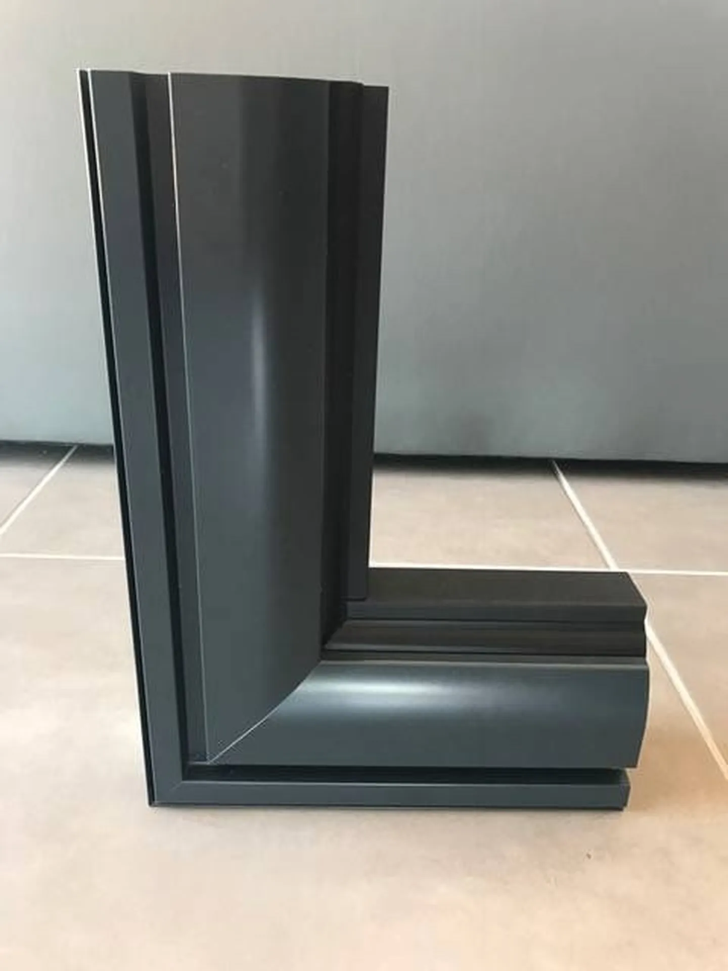 Angle fenêtre en ALU gris anthracite aix en provence