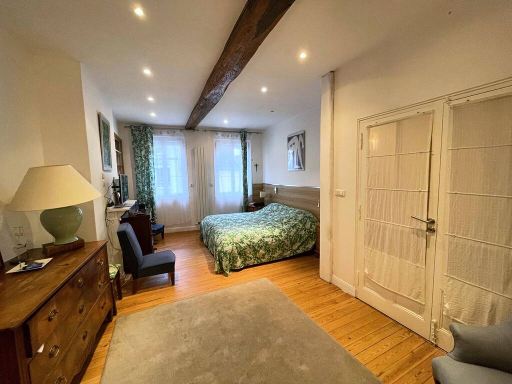 A Vendre Confortable maison de ville de 230 m²