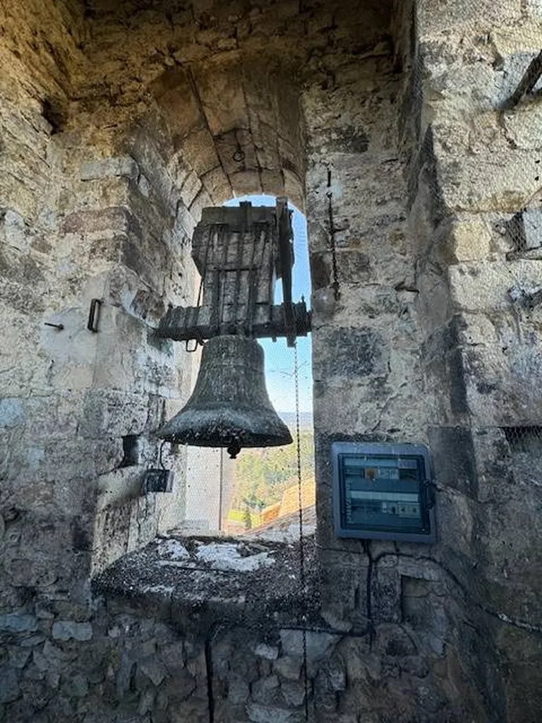 Devis gratuit pour le nettoyage du clocher d'une église envahie de fientes de pigeons à Aix en Provence