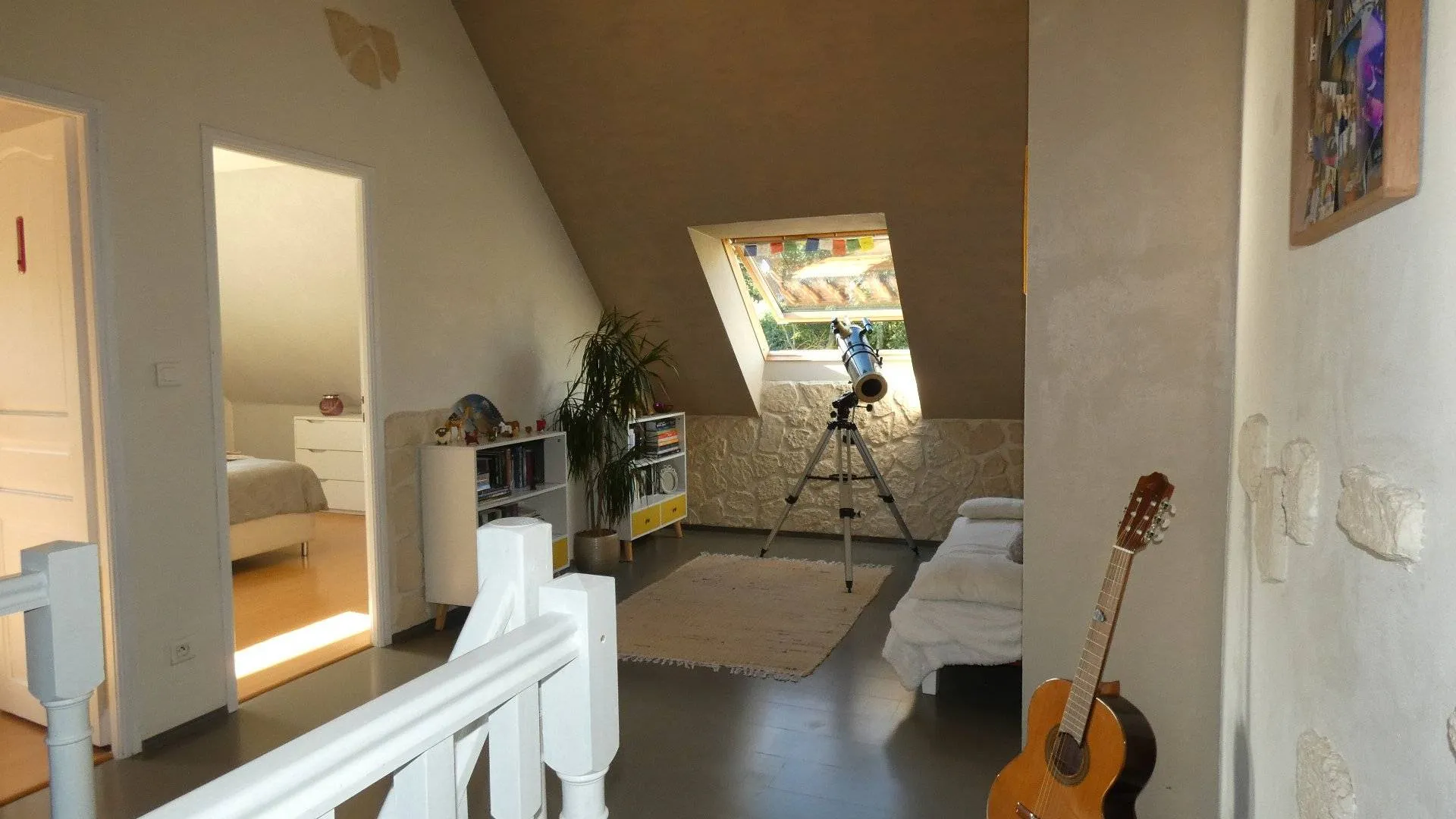 Dans un village côtier entre Dieppe et Le Tréport, à proximité immédiate de la plage.