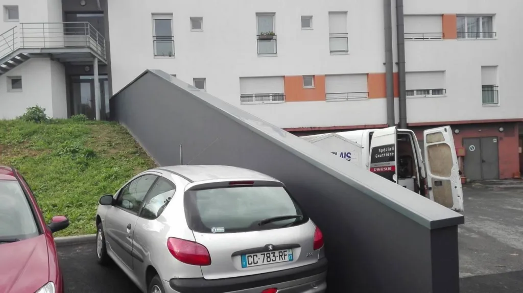 Protéger les murs et murets avec de la COUVERTINE EN CONTINU Protéger les murs et murets avec de la COUVERTINE EN CONTINU