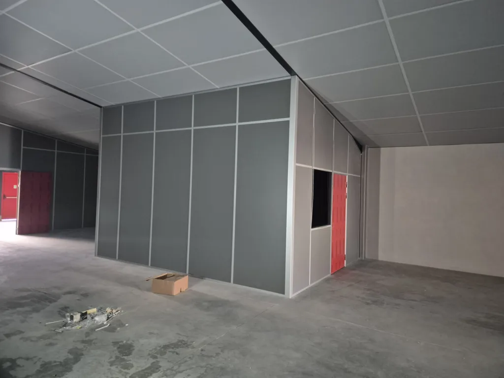 Projet d'ajout de bureaux individuels par des cloisons fixes avec isolation en laine de verre dans un entrepôt à Villefranche-sur-Saône dans le Beaujolais
