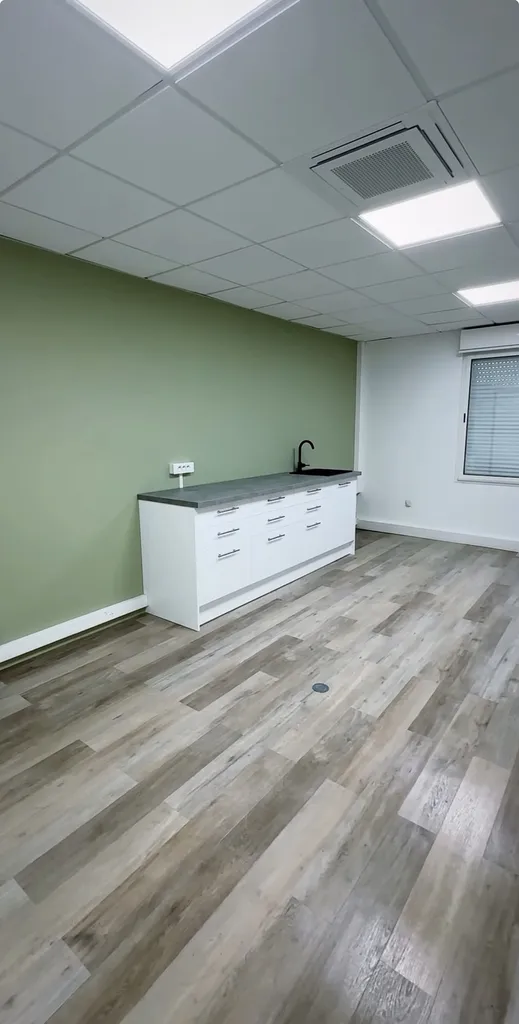 Salle de cabinet médical rénovée à Bordeaux après nettoyage après renovation cabinet médical et remise en état professionnelle