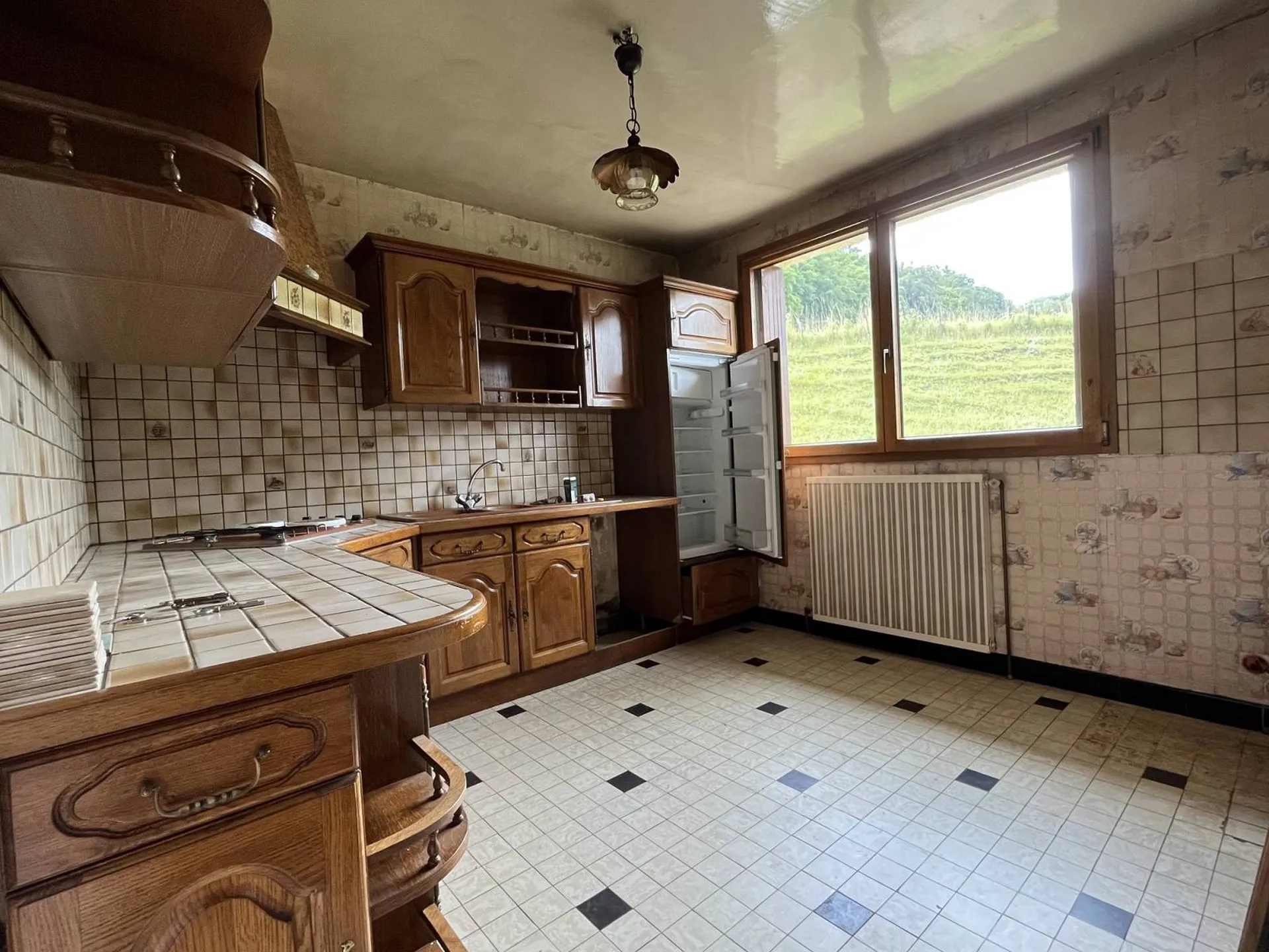 Maison individuelle de 1967 - Environ 2768m²  de terrain - Sous-sol complet