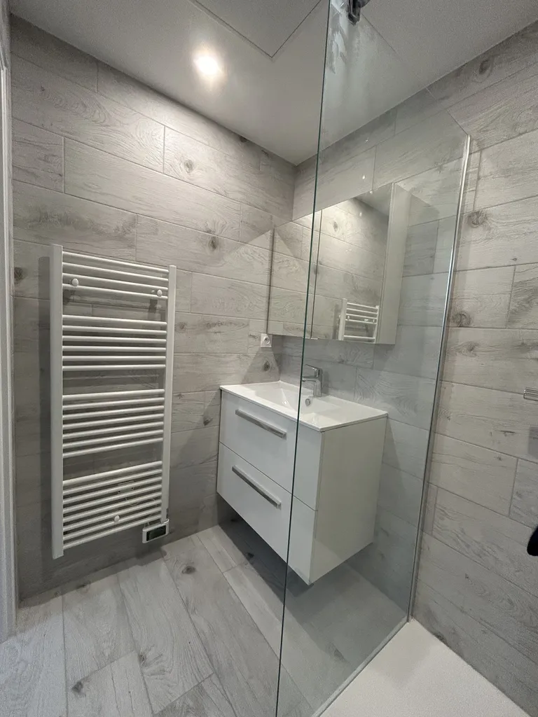 Résultat final après travaux : une salle de bain moderne, lumineuse et fonctionnelle, idéalement située au niveau des chambres près de Villefranche-sur-Saône.