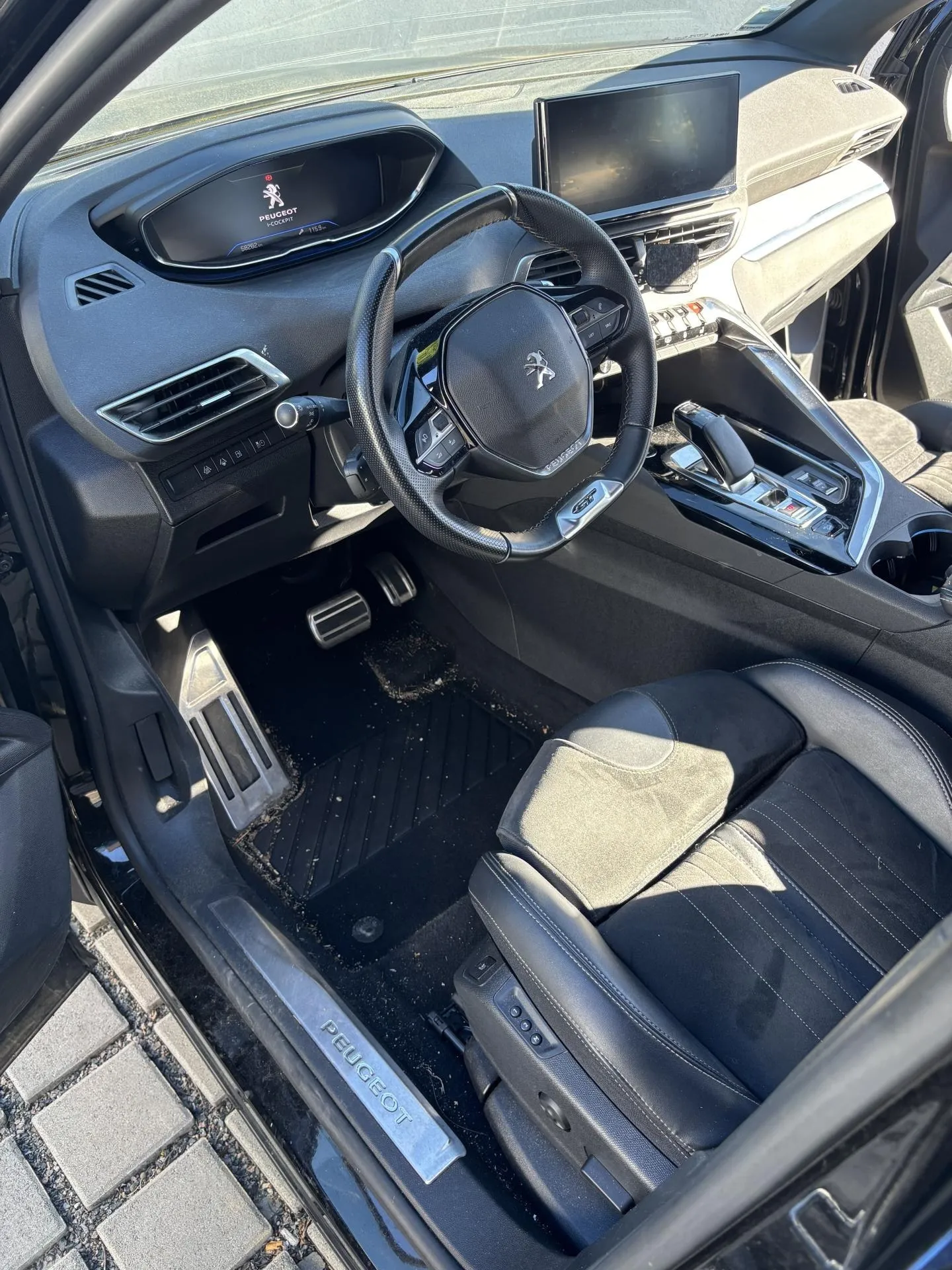 Nettoyage premium intérieur d'une Peugeot 3008 à Veauche