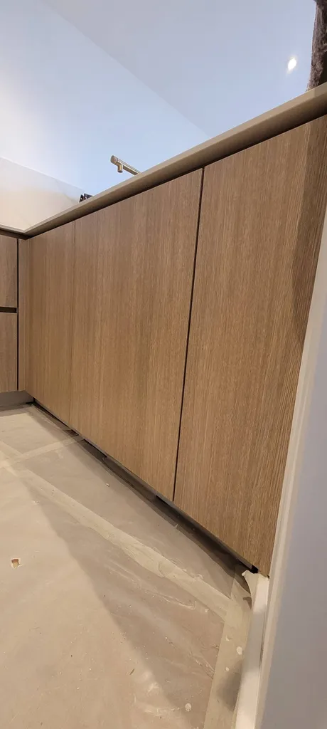 Transformation d'une cuisine avec effet bois clair sur la cote d'azur