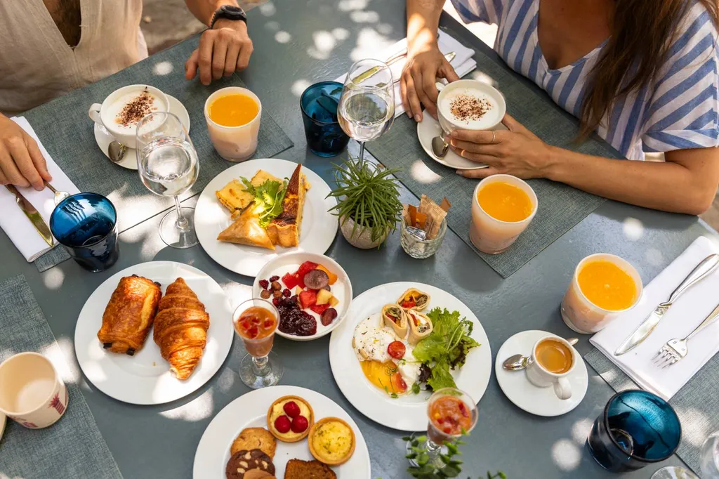 Le brunch de L'HDLP, un moment unique de gourmandise à l'Hôtel de la Plage de Bormes Les Mimosas.