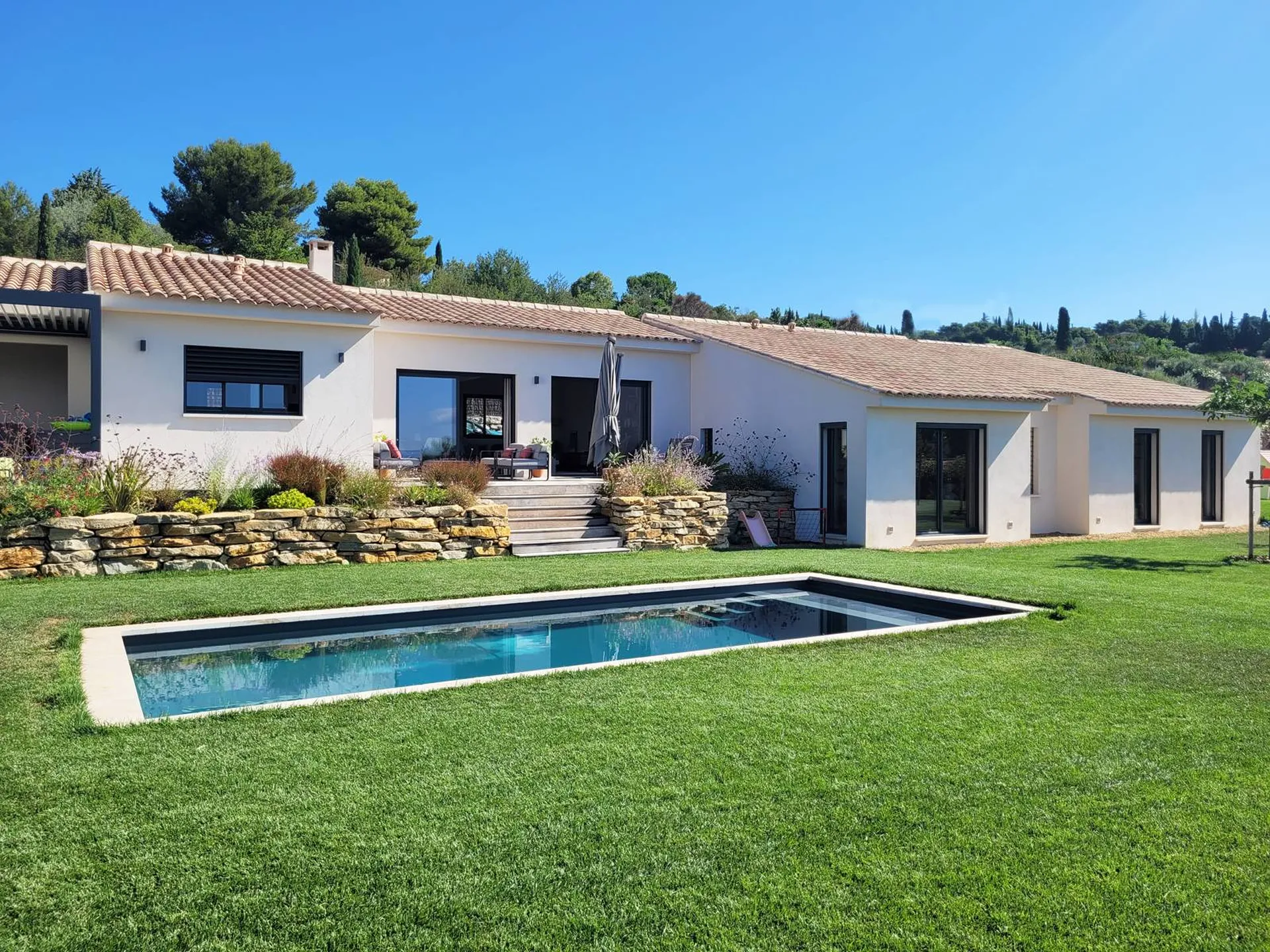 Construction de maison contemporaine de plein pied dans la charmante commune d'Eguilles dans les Bouches-du-Rhône