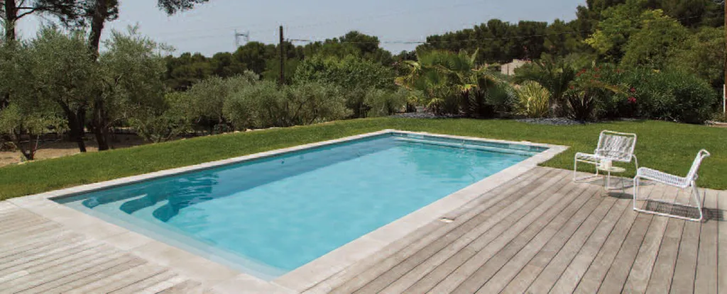 Installer une piscine rectangulaire élégante avec terrasse bois pour une maison à Allauch proche de Plan-de-Cuques