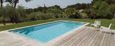 Installer une piscine rectangulaire élégante avec terrasse bois pour une maison à Allauch proche de Plan-de-Cuques