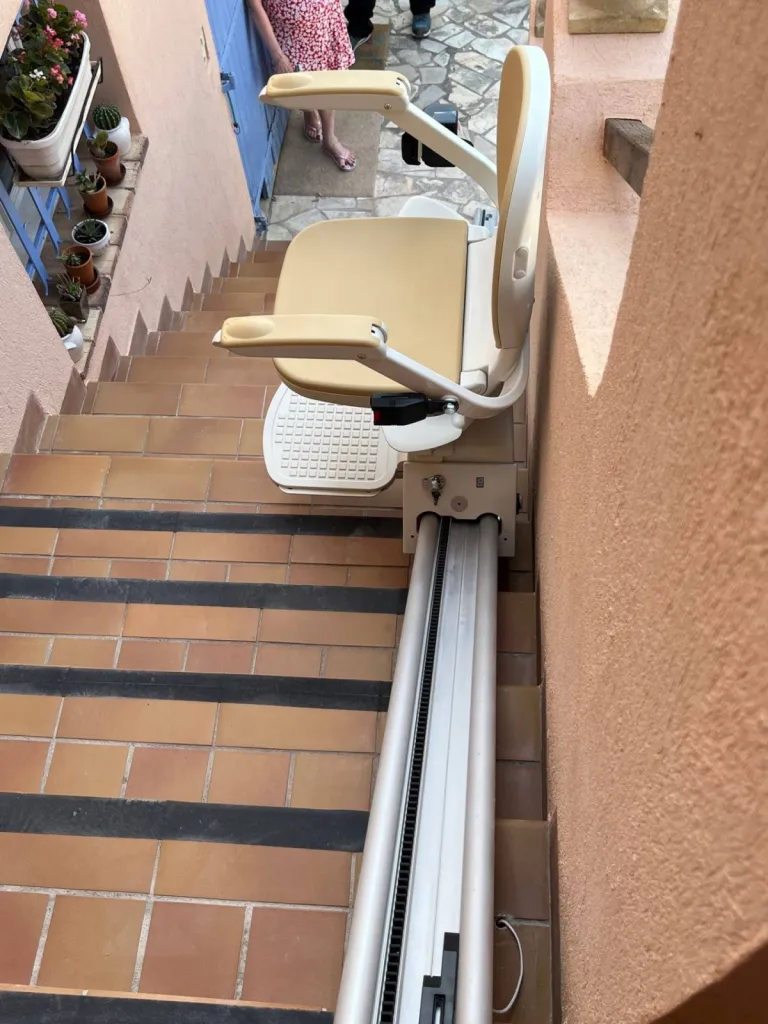 Les réglages réalisées par les équipes Oval'Access de ce fauteuil monte-escalier droit extérieur préservent l'espace de l'escalier à Montferrat près de Draguignan