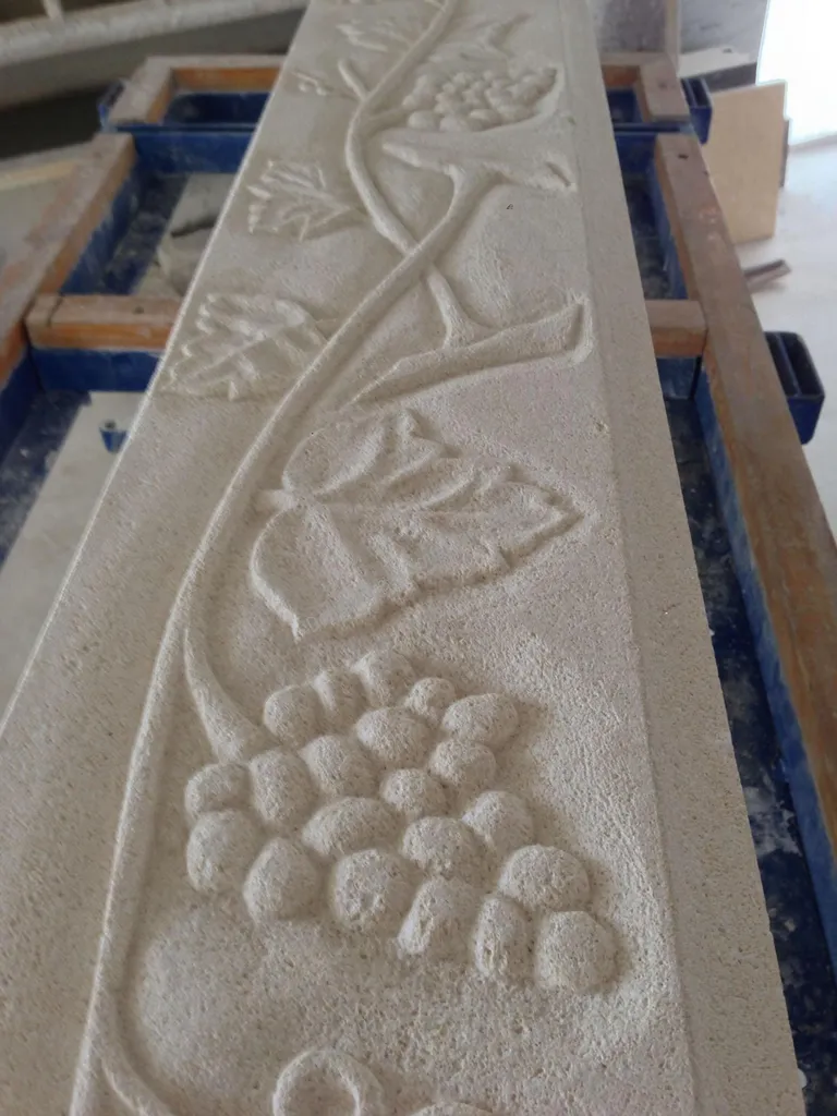 Cheminée et hotte en pierre d'Estaillades avec foyer fermé TOTEM