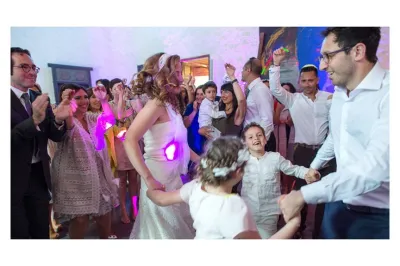 Une agence de wedding planner pour une organisation de mariage et cérémonie en plein air dans un manoir dans l'Essonne