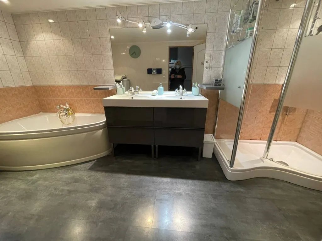 une salle de bains avec douche et baignoire