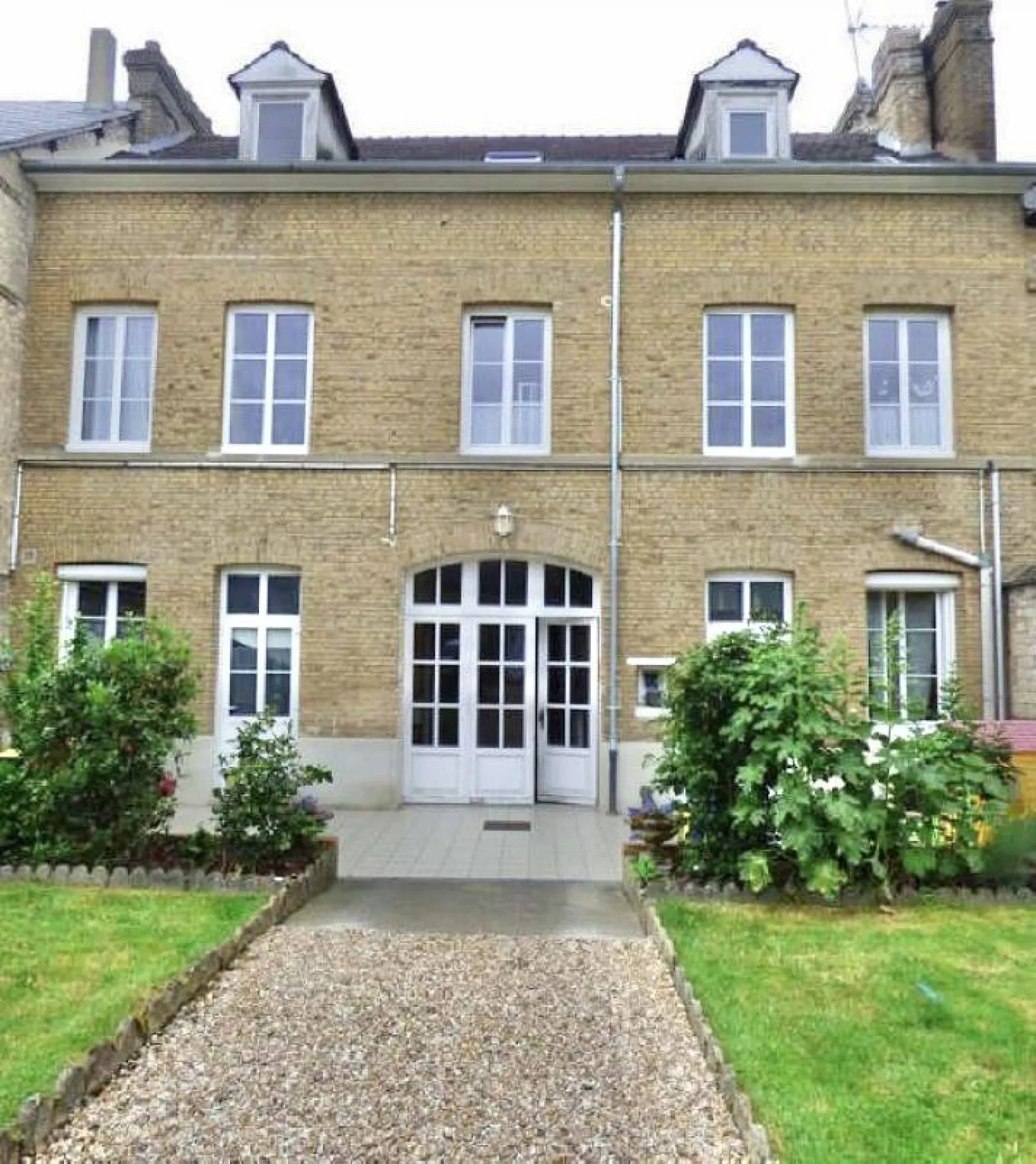 A saisir belle maison de maître de 155 m² habitables sur 518 m² de terrain clos sur la commune de ELBEUF76500